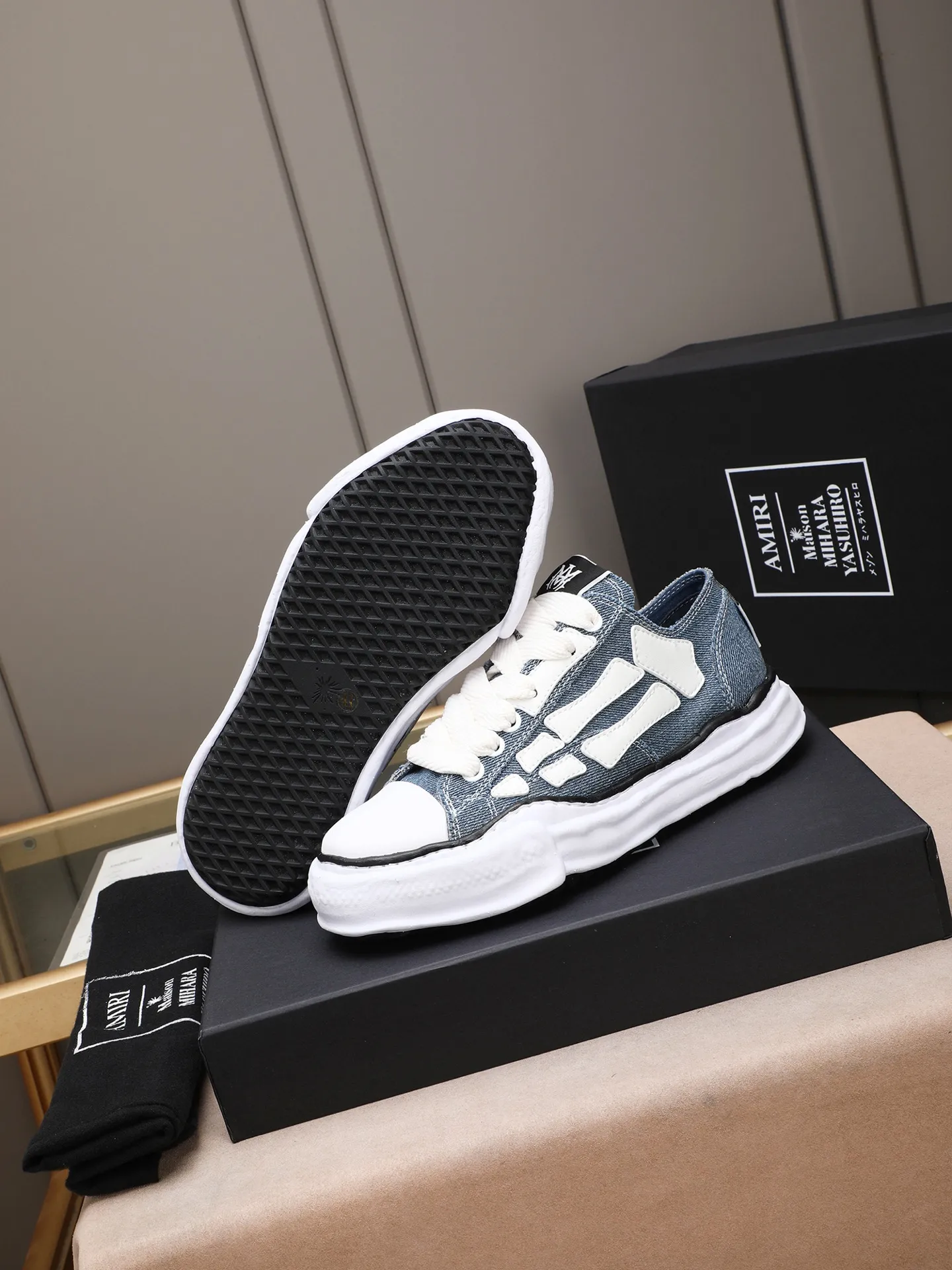 Men's shoes 💰520 AMIRI × Maison MIHARA YASUHIRO Bone Dissolving Shoes Brand Order Original Order Quality 🌈 AMIRIxMMY work together to launch joint shoes that cleverly integrate the classic designs of the two brands. The handmade clay mold soles and AMIRI's signature BONES leather embroidery details are a major feature of the shoes, showing unique craftsmanship and style 🚩 Material: upper original custom-made space Monica canvas! Lining: original technical cloth, outsole: original molded EVA foam bottom, code number: women's 35-39 (40, custom-made, non-refundable), men 39-44 (45, custom-made, non-refundable), full set of counter original packaging